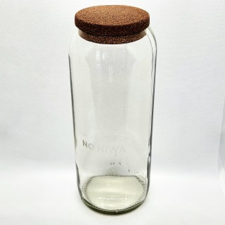 Contenedor alto hecho con botella de vidrio y tapa de corcho