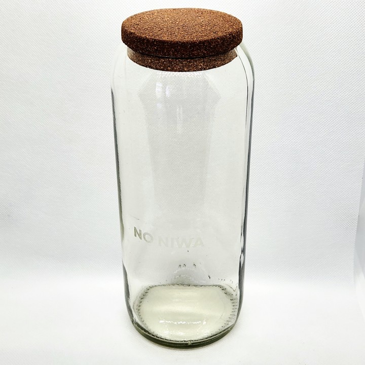 Contenedor alto hecho con botella de vidrio y tapa de corcho