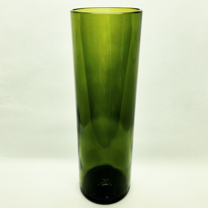 Florero verde hecho con botella de vidrio