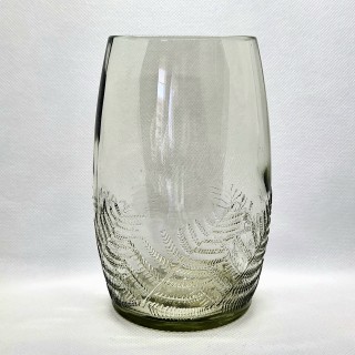 Vaso de vidrio hecho con botella reciclada