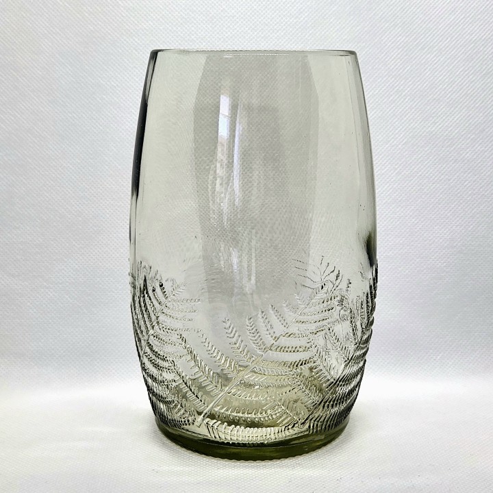 Vaso de vidrio hecho con botella reciclada