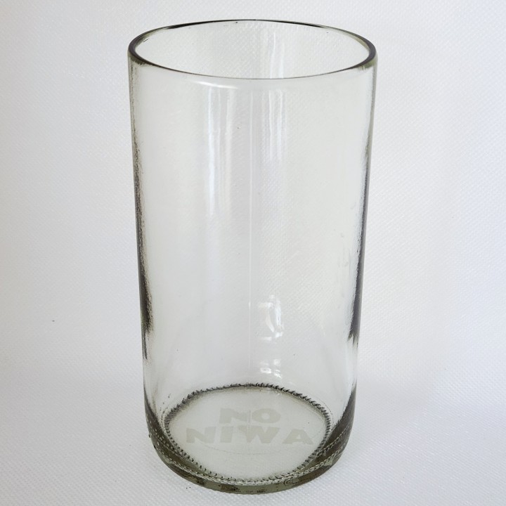 Vaso de vidrio hecho con botella reciclada