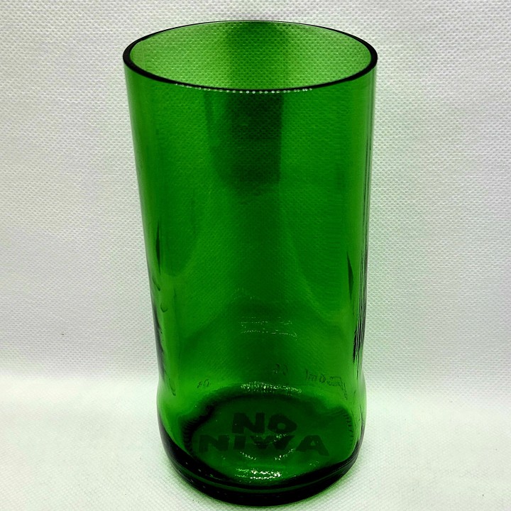 Vaso de vidrio hecho con botella reciclada